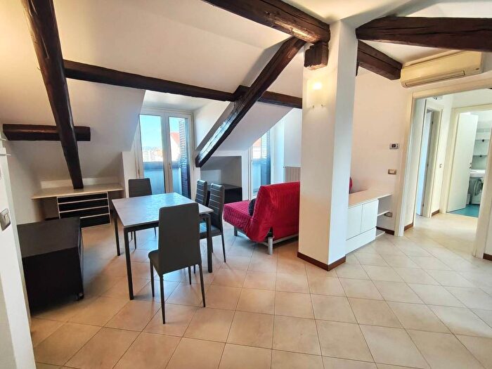 Appartamento trilocale in affitto in Viale Sondrio, Isola, Milano