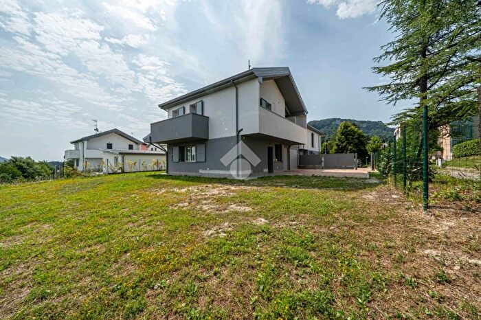 Casa quadrilocale in vendita in Via Fratelli Cervi, Castelnovo Ne Monti