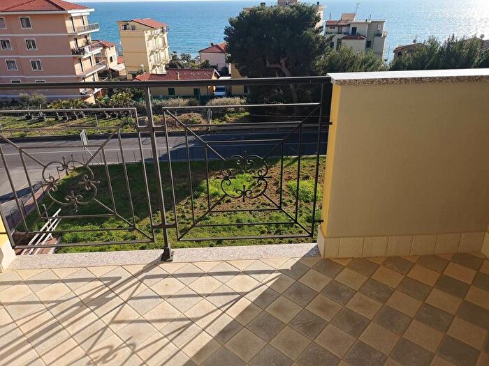 Appartamento bilocale in affitto in Riva Ligure