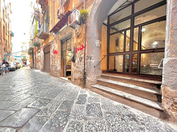 Appartamento quadrilocale in affitto in Vico San Domenico Soriano, Monte Santo, Napoli