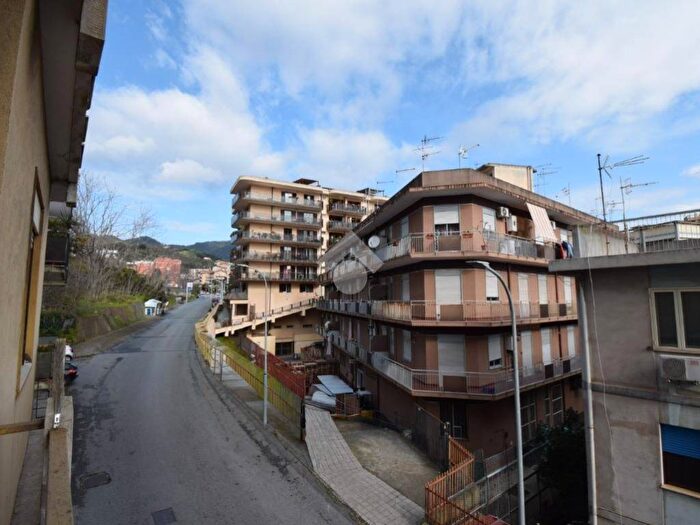 Appartamento con 6 locali in affitto in Viale Regina Elena, San Licandro, Messina