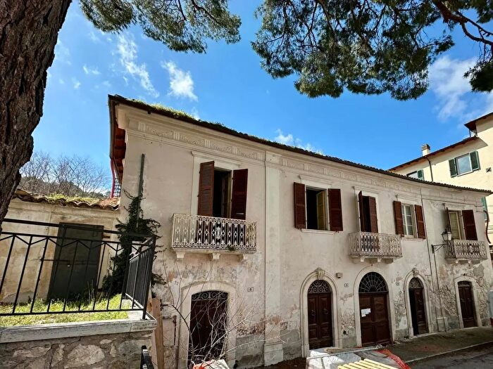 Casa quadrilocale in vendita in Piazza Capponi Snc, Capestrano
