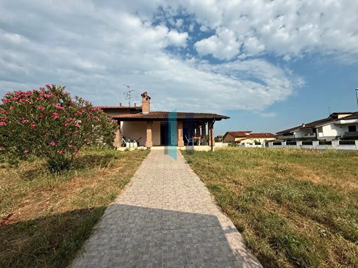 Casa con 6 locali in vendita in Via Kennedy, Borgo San Giacomo