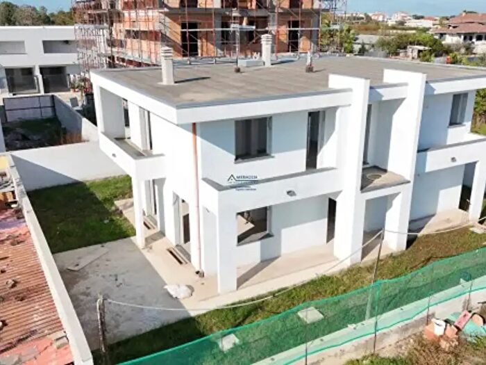 Casa con 5 locali in vendita in Via Madre Teresa di Calcutta, Parete