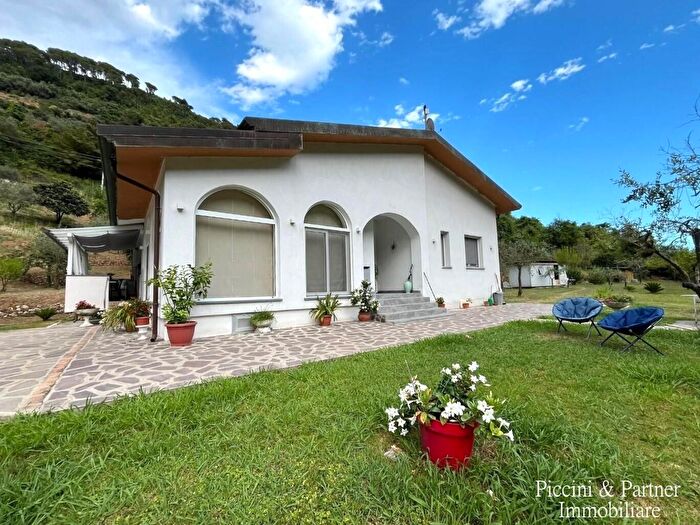 Casa con 8 locali in vendita in Via Giovan Pietro Vitali, Massa