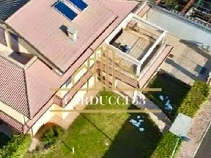 Casa con 7 locali in vendita in Voghera