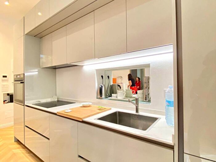 Appartamento trilocale in affitto in Via Giuseppe Pellizza da Volpedo, Monte Rosa Lotto, Milano