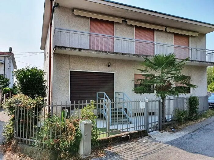 Casa con 5 locali in affitto in Via Consorziale dei Boschi, Meda