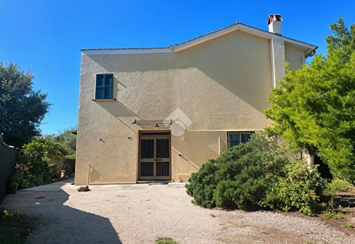 Casa quadrilocale in vendita in Via Roma, Selci