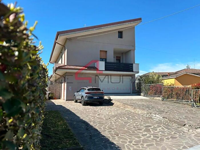 Casa con 7 locali in vendita in Nogara