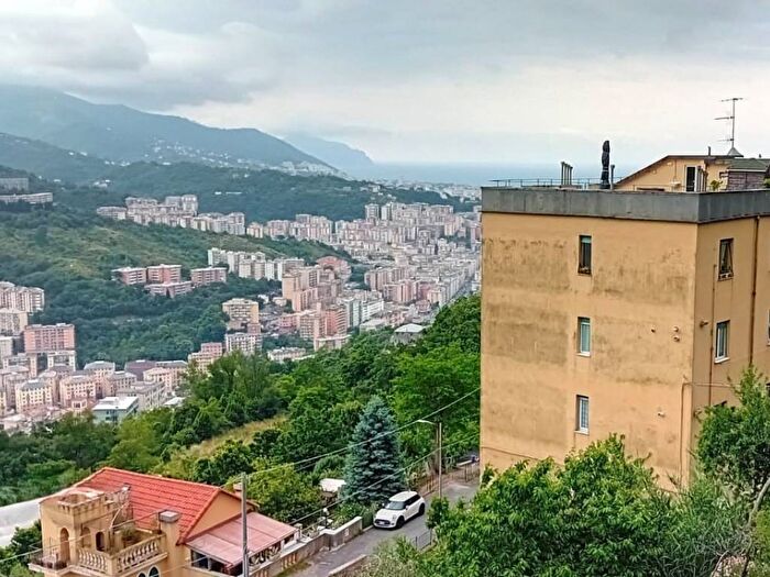Appartamento trilocale in affitto in Via Cima San Pantaleo, Righi, Genova