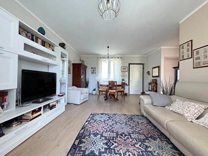 Casa con 6 locali in vendita in Via Romana, Massa