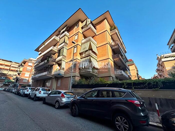 Appartamento trilocale in vendita in Roma