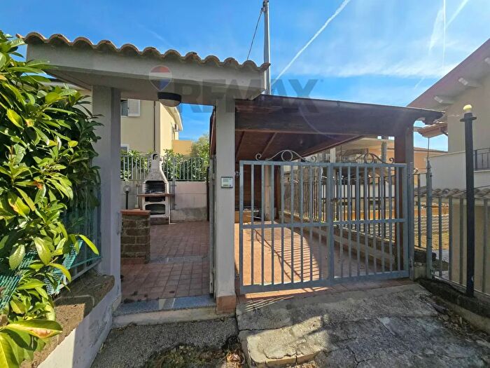 Appartamento con 8 locali in vendita in Via Madonna della Pace, Citta' Sant'Angelo