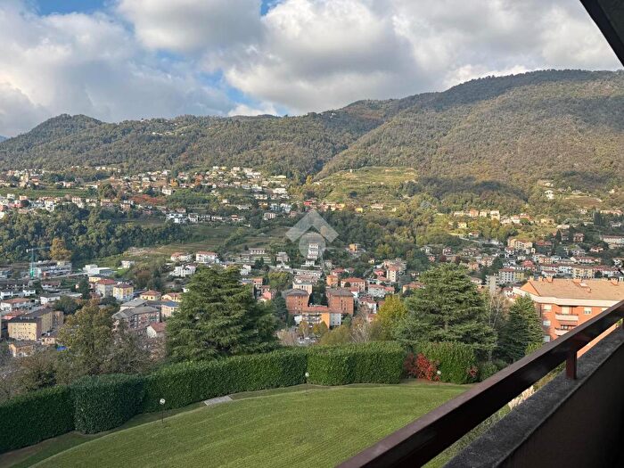 Appartamento trilocale in vendita in Via San Giacomo, Como