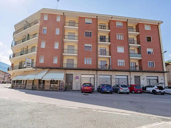 Appartamento trilocale in vendita in Piazza Vittorio Veneto, Paesana
