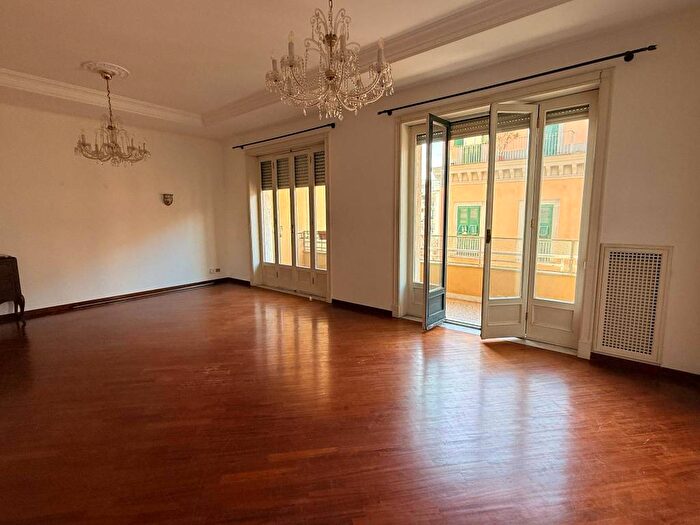 Appartamento con 5 locali in affitto in Via San Pasquale, Chiaia, Napoli