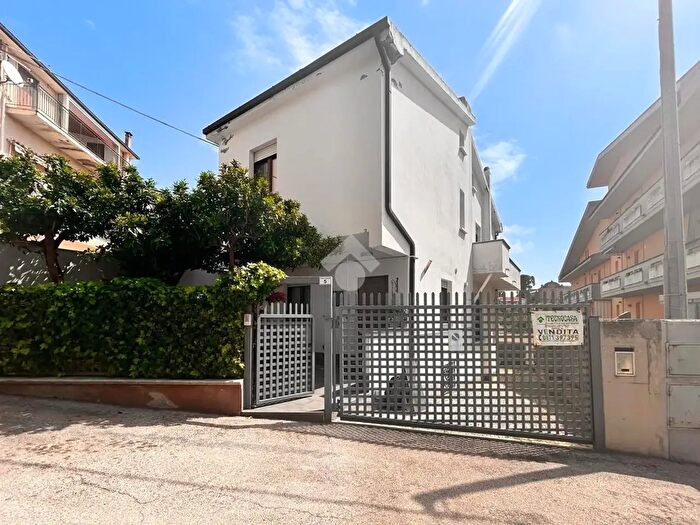 Casa quadrilocale in vendita in Via Fonte Grande, Spoltore