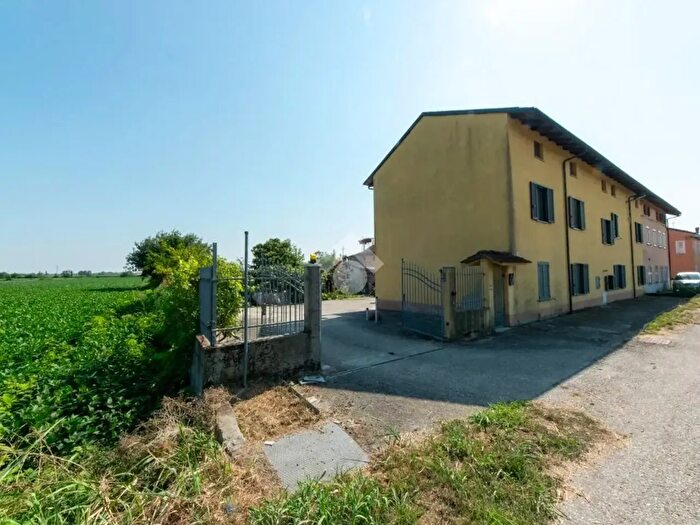 Casa con 6 locali in vendita in Via Stazione, Casale Monferrato