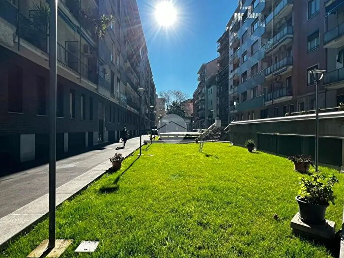 Appartamento bilocale in vendita in Via Lorenteggio, Milano