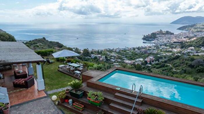 Casa con 6 locali in vendita in Strada Comunale SerraMonte RosaUnci, Lipari