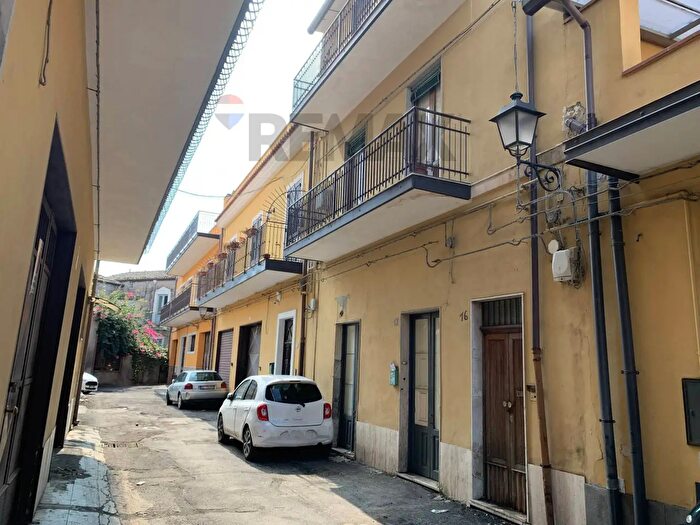 Casa con 10 locali in vendita in Paterno'