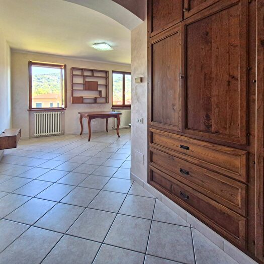 Appartamento trilocale in vendita in Via Canale, Castelnuovo Magra