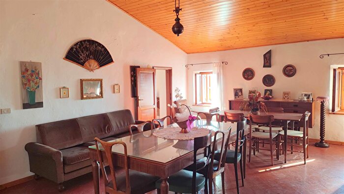 Casa con 8 locali in vendita in Pistoia