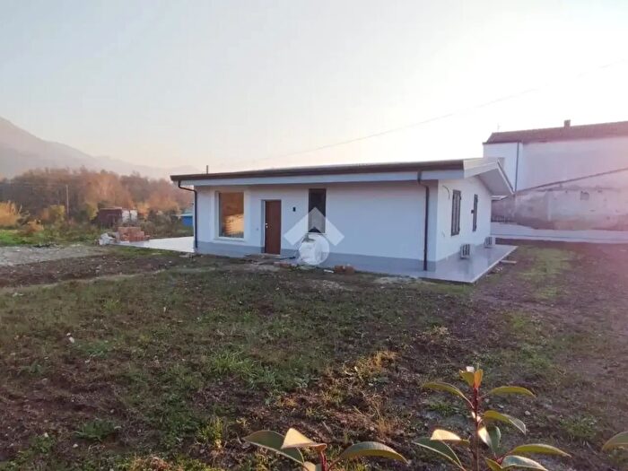 Casa quadrilocale in vendita in Via Marsella, Rocca DEvandro