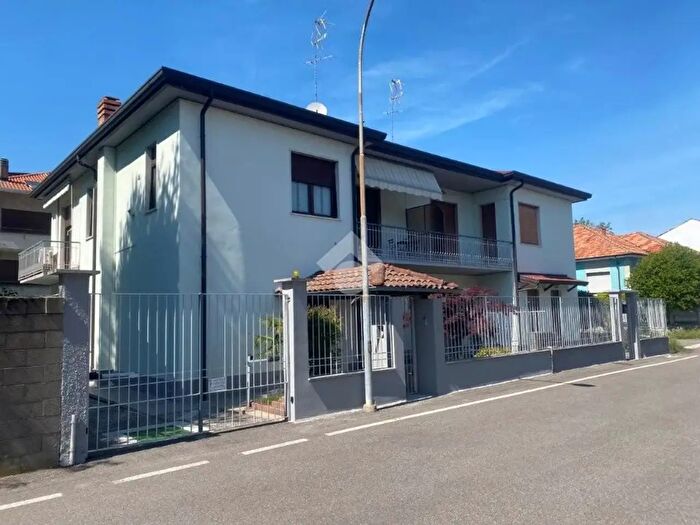 Appartamento con 6 locali in vendita in Via Giusti, Parabiago