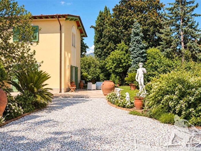 Casa con 6 locali in affitto in Caranna, Forte dei Marmi