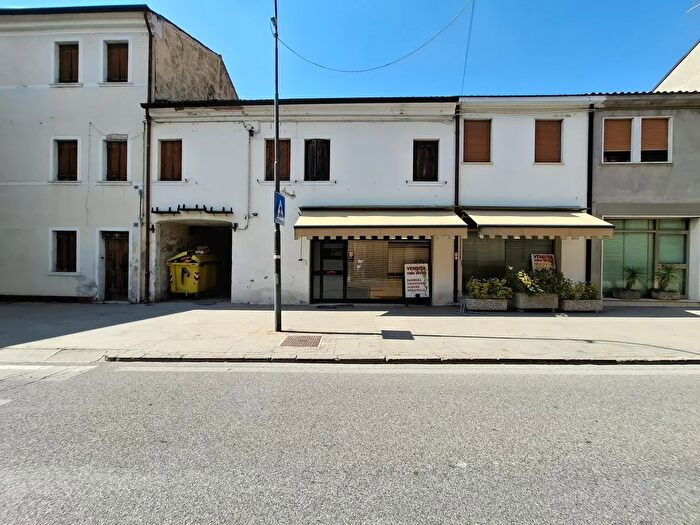 Appartamento con 7 locali in vendita in Via Umberto I, Costa Di Rovigo