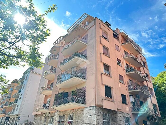 Appartamento trilocale in vendita in Via Vetulonia, Roma