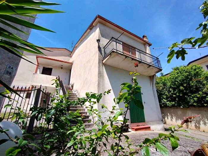 Casa con 5 locali in vendita in Via FraioliRocca dArce, Rocca DArce