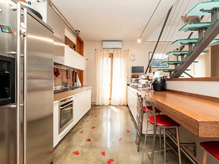 Appartamento con 5 locali in vendita in Via Enrico Noe, Milano