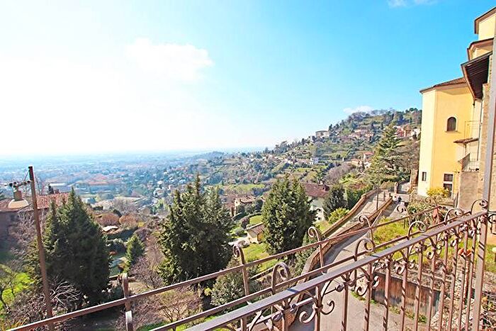 Casa con 8 locali in vendita in Via Borgo Canale, Bergamo