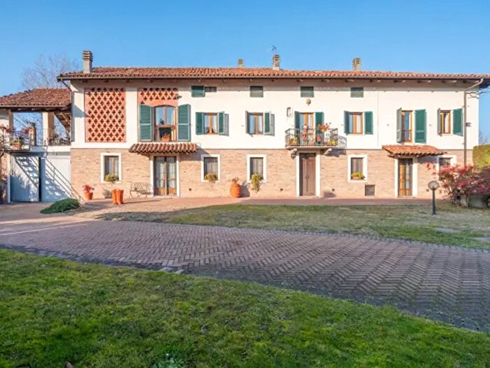 Casa con 6 locali in vendita in Via Roeto, Mombercelli