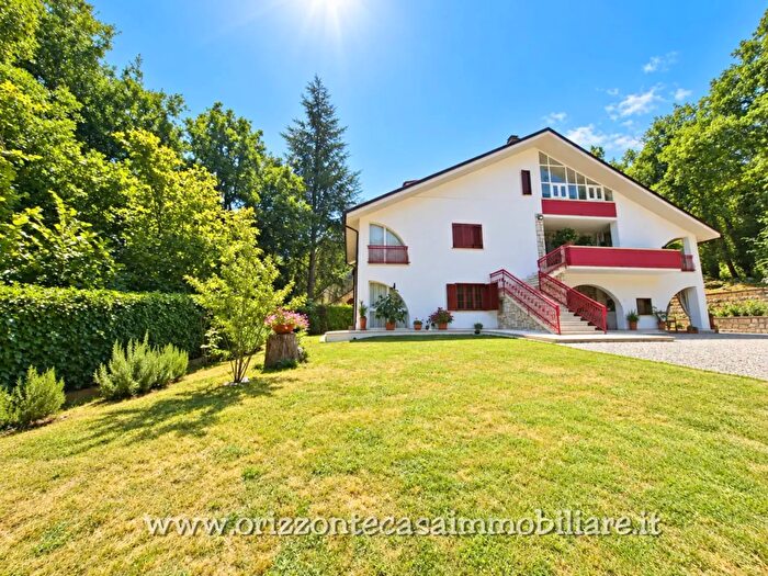 Casa con 11 locali in vendita in Ascoli Piceno