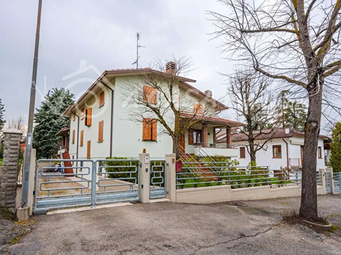 Casa con 8 locali in vendita in Via Monte Santo, Traversetolo