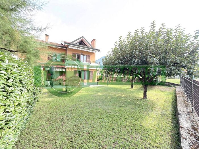 Casa con 5 locali in vendita in Via delle Camelie, Laveno, LavenoMombello