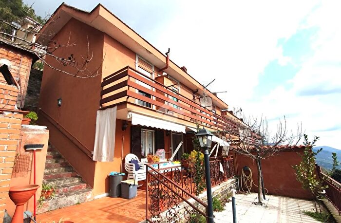 Casa quadrilocale in vendita in Via Arnaro, Serrone