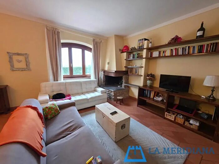 Casa con 8 locali in vendita in Lamporecchio