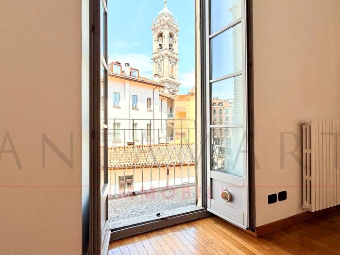 Appartamento trilocale in affitto in Via Laghetto, Missori, Milano
