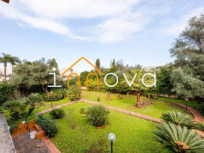 Casa con 11 locali in vendita in Viale Regione Siciliana Nord Ovest, Palermo