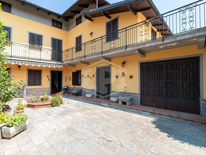 Casa con 11 locali in vendita in Via Aurelio Andreis, Barbania