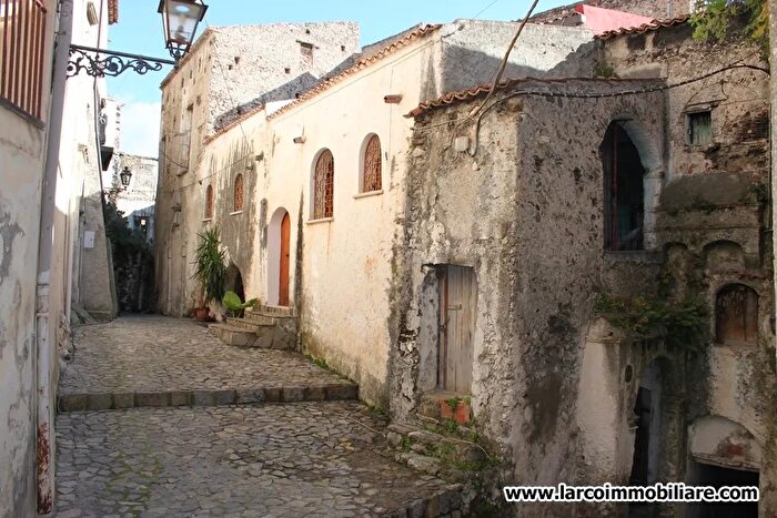 Casa con 7 locali in vendita in Scalea