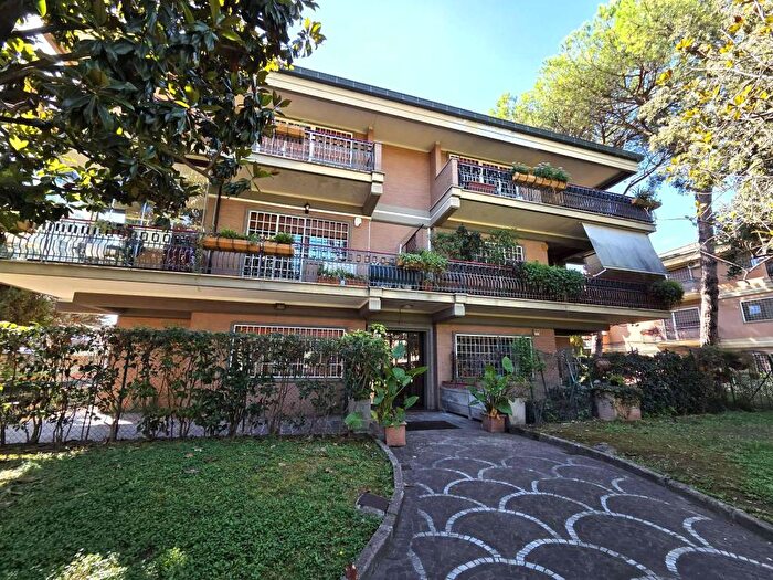 Appartamento quadrilocale in affitto in via san tarcisio, Quarto Miglio, Roma