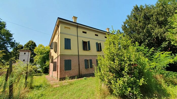 Casa con 15 locali in vendita in Via San Matteo, Medolla