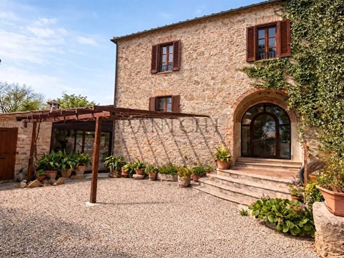 Casa con 5 locali in vendita in Asciano