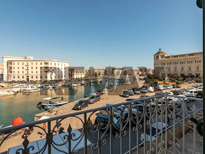 Appartamento con 5 locali in affitto in Piazza Emanuele Pancali, Siracusa